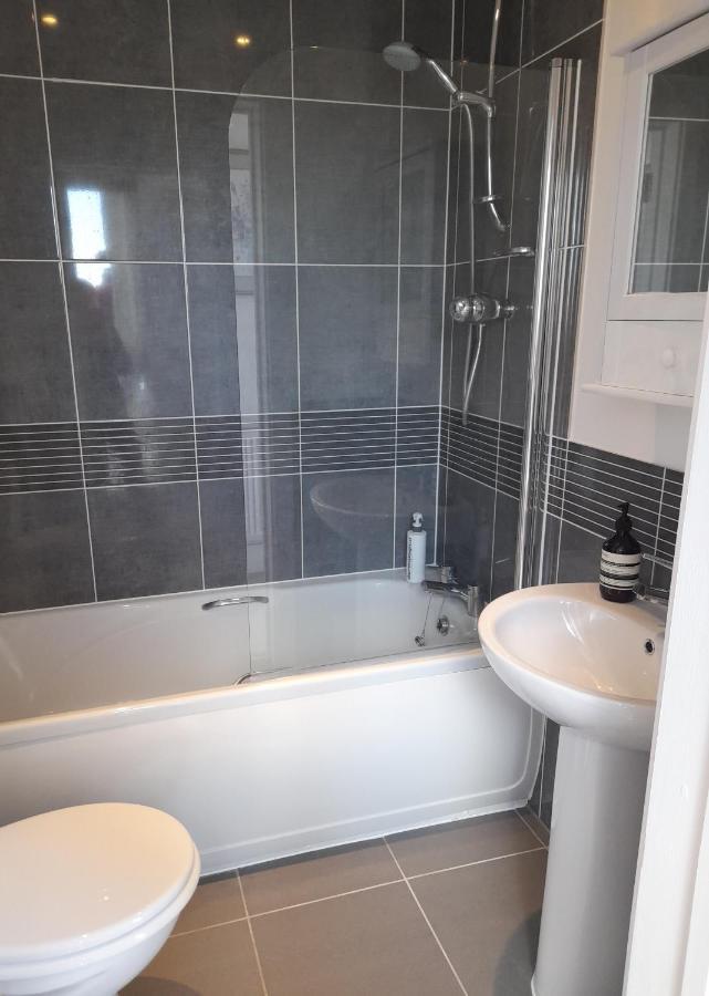 Crow'S Nest Penthouse Apartment With Free Spa Access Somerford Keynes Exterior photo