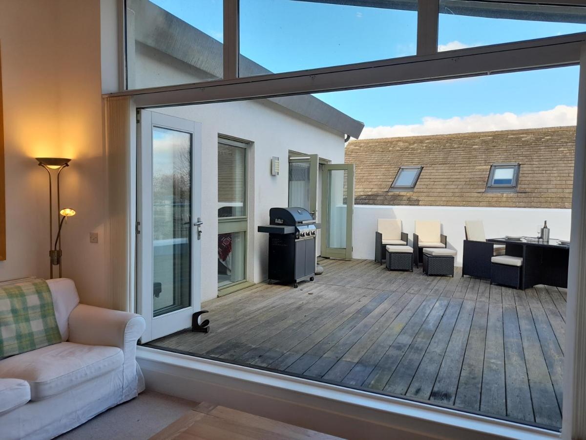Crow'S Nest Penthouse Apartment With Free Spa Access Somerford Keynes Exterior photo