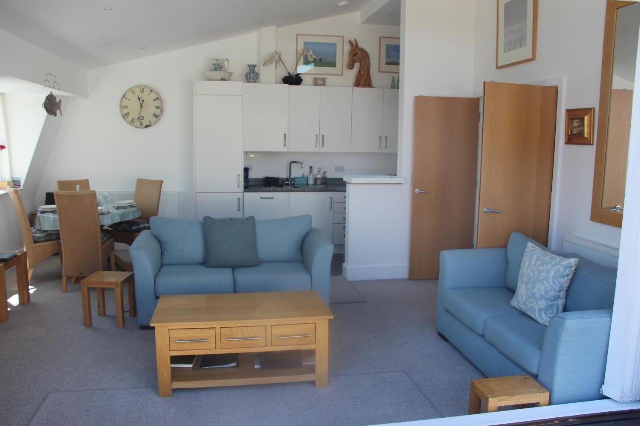 Crow'S Nest Penthouse Apartment With Free Spa Access Somerford Keynes Exterior photo