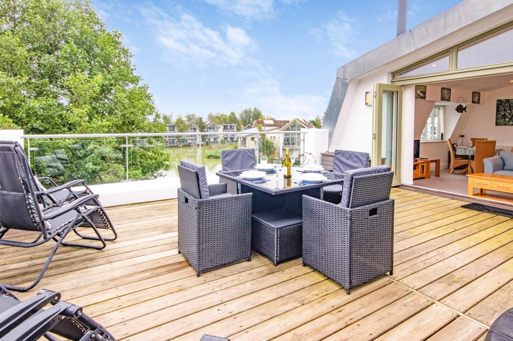 Crow'S Nest Penthouse Apartment With Free Spa Access Somerford Keynes Exterior photo